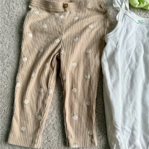 Carter’s bundle neutral Ribbed Baby Set - Picture 3 of 8